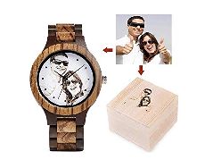 Unikat – Holz Armbanduhr Unisex – Qualitativ
hochwertige Uhr mit individuell anpassbaren Zifferblatt
in Farbe oder schwarz Weiss incl. Gravur – Porträt
Logo oder sonstige Motive